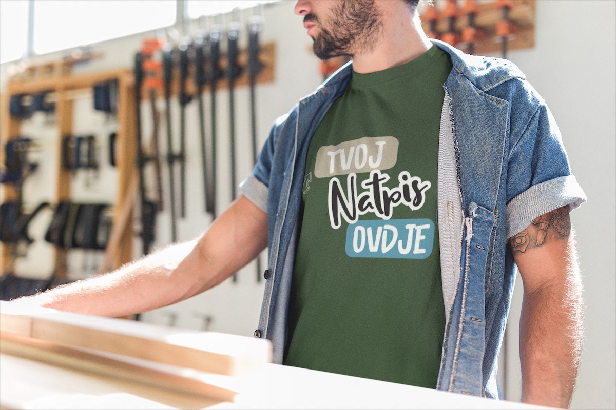 Majica s fotografijom radionice i natpisom